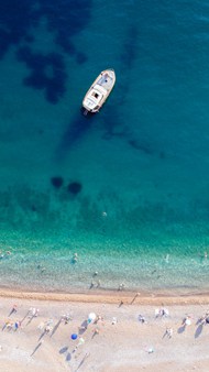 蓝色大海海滩游艇鸟瞰图图片