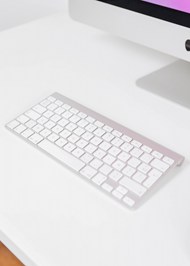 白色苹果键盘精美图片