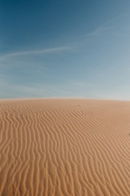 蓝色天空荒芜沙漠图片下载