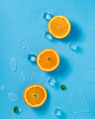 鲜橙冰块蓝色背景图片素材