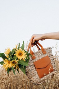 手提编织袋和向日葵高清图片