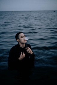 水中吸烟的帅哥图片下载