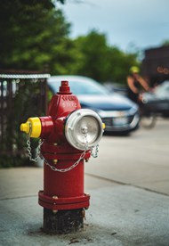 人行道上红色消防栓图片大全