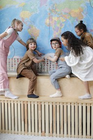 孩子们指着墙壁学习世界地图图片