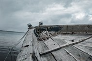 海上破旧木船特写精美图片
