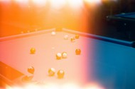 灯光下的台球桌台球精美图片