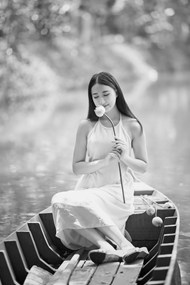 河上泛舟美女黑白摄影图片