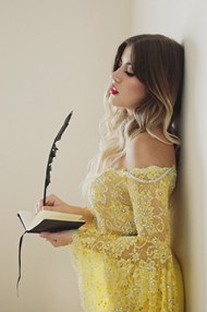 黄色蕾丝裙诱惑性感美女图片素材