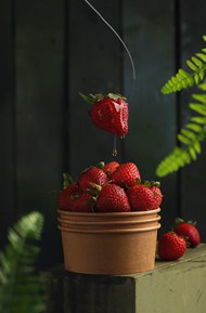 创意新鲜草莓精美图片