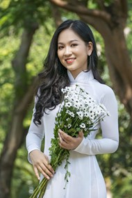 越南卷发美女摄影高清图片