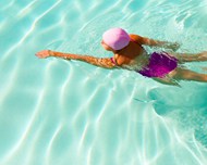少女泳池学游泳高清图片
