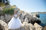 美女海边岩石婚纱图片