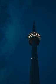 夜幕下的尖塔建筑图片下载