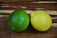 两个绿色柠檬水果高清图片