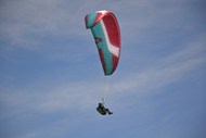 空中滑翔伞降落图片素材