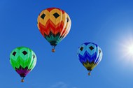 天空彩色热气球降落精美图片