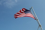 半空中飘扬的美国国旗图片下载
