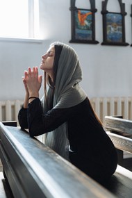 美女在教堂祷告高清图片