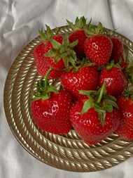 盘子上的鲜红草莓图片素材