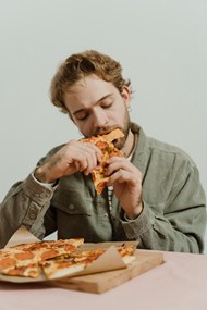 男人吃披萨图片下载