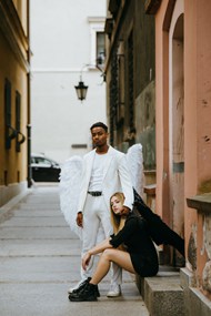男人和女人穿着天使服装写真图片