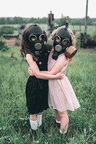 戴防毒面具的两女孩互相拥抱图片下载
