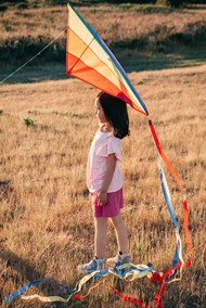 放风筝的小女孩图片素材