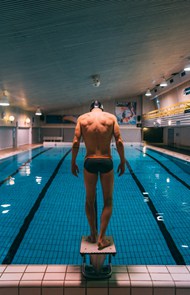 游泳运动员背影精美图片