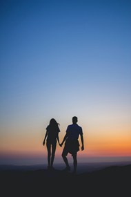 黄昏散步的情侣精美图片