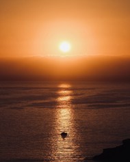 黄昏海上渔船唯美意境图片素材