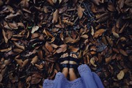 脚踩秋天落叶精美图片
