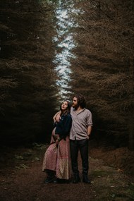 树林夫妻孕期摄影高清图片