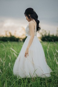 草地白色婚纱裙美女精美图片