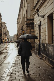 欧洲街头撑伞的路人图片素材