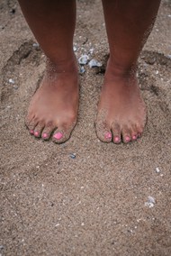 沙滩上的脚丫子高清图片