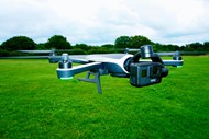 无人机在草地上飞行图片下载