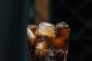 一杯冰块可乐高清图片