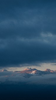 阴天雪山风景图片下载