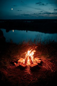 夜晚湖泊火堆精美图片