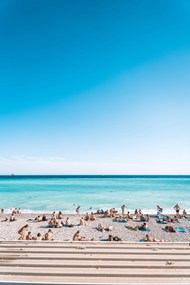 蓝色大海沙滩阳光浴图片下载