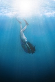 蓝色深海潜水美女图片下载
