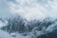 雾气朦胧雪域高山精美图片
