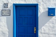 蓝色木门邮箱门高清图片