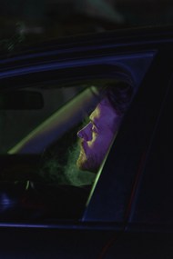 车内抽烟的男人图片下载