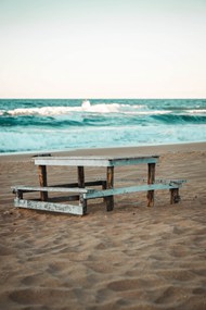 海滩上的棕色木制长凳图片下载