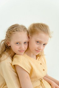 双胞胎姐妹花精美图片