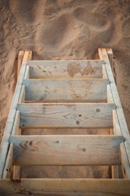 棕色木制楼梯高清图片