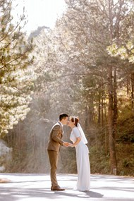 新郎新娘在树林里拍婚纱图片大全