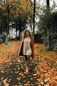 秋季树林丝袜美女精美图片