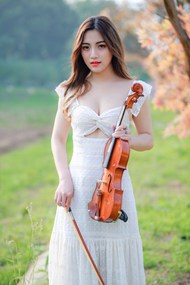 小提琴手性感美女图片下载